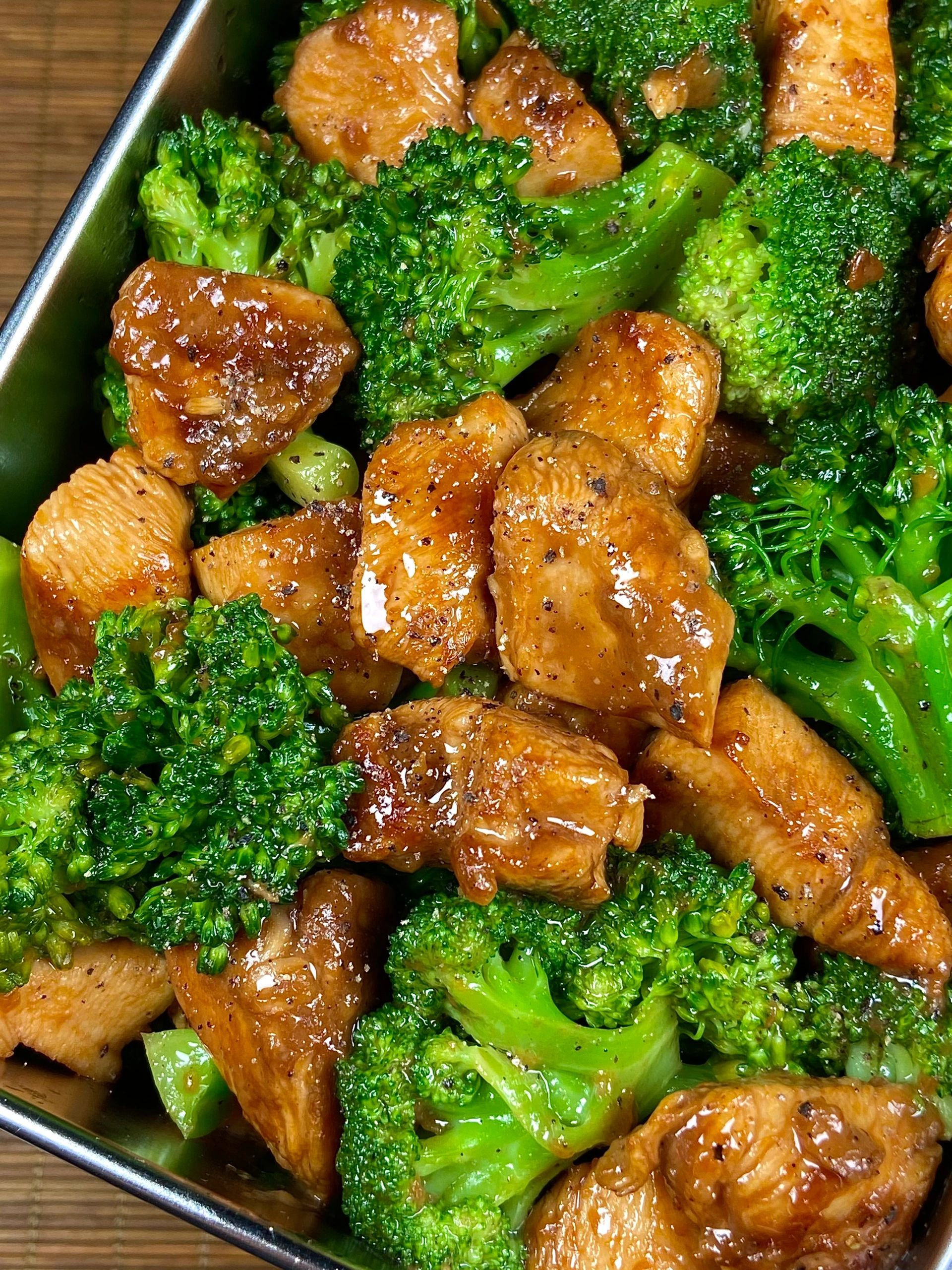 Ức gà xào bông cải xanh