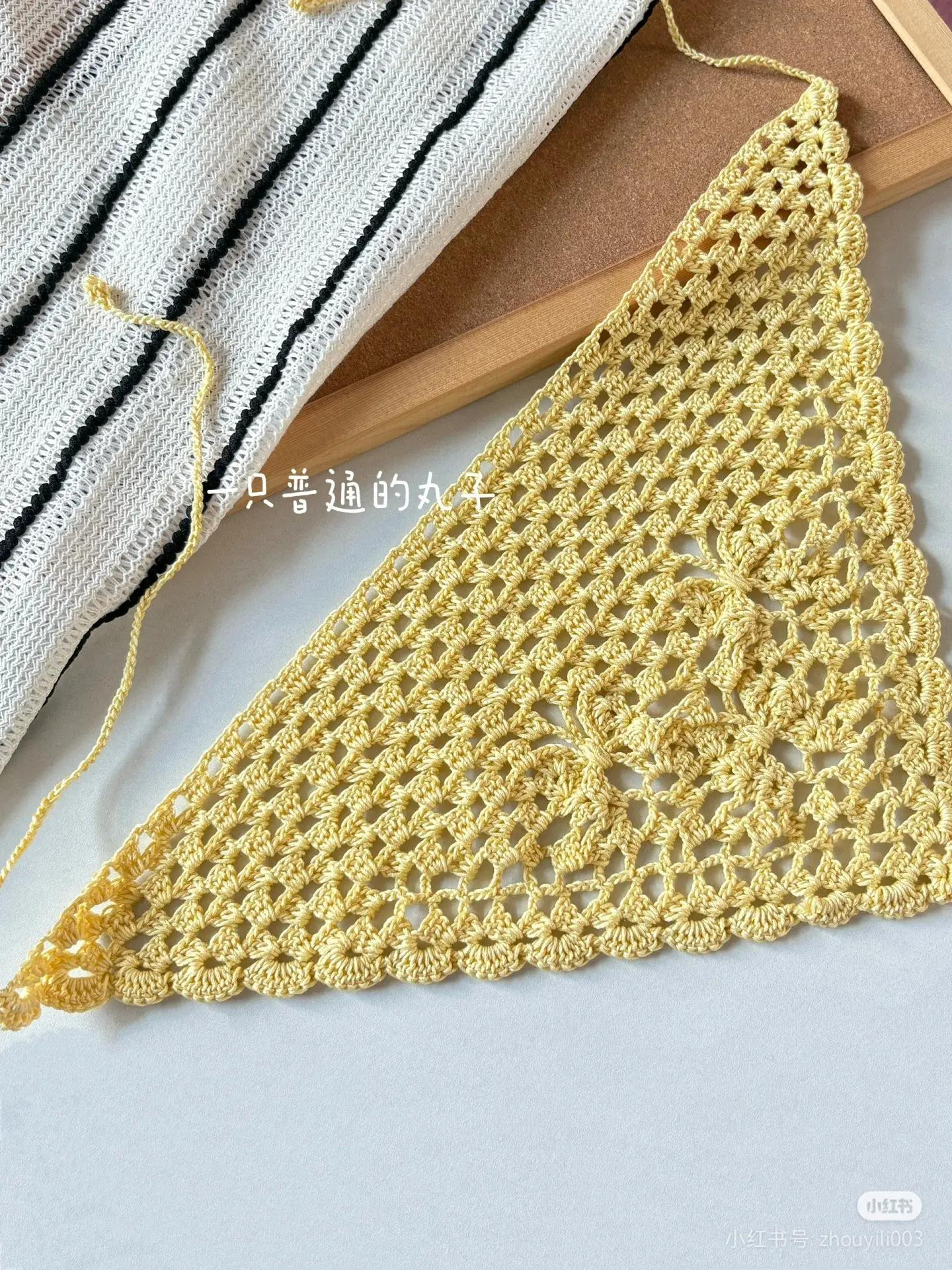 Желтая вязаная косынка с цветочным узором