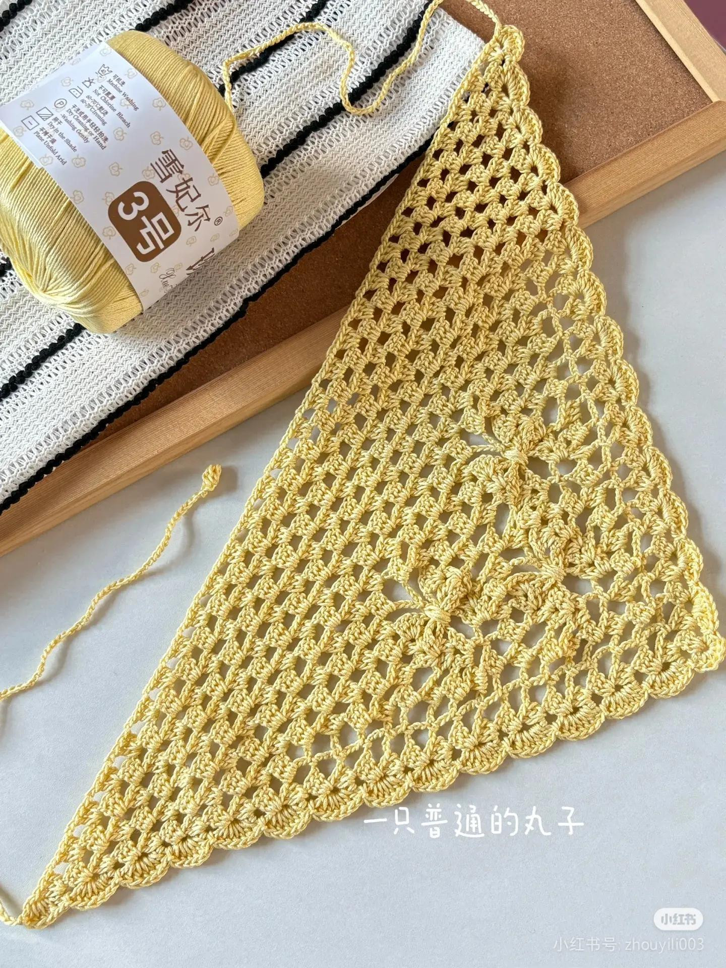 Желтая вязаная косынка с цветочным узором