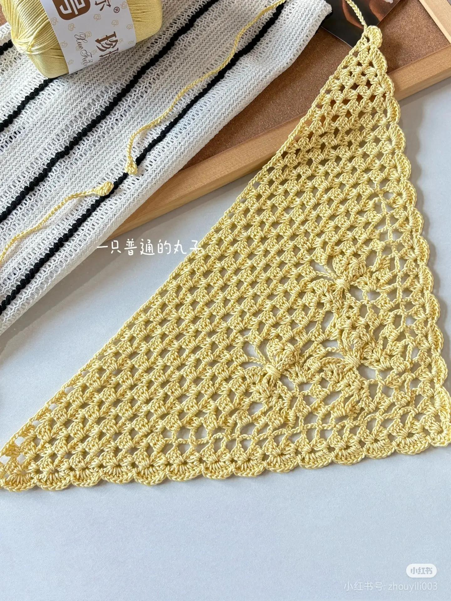 Желтая вязаная косынка с цветочным узором