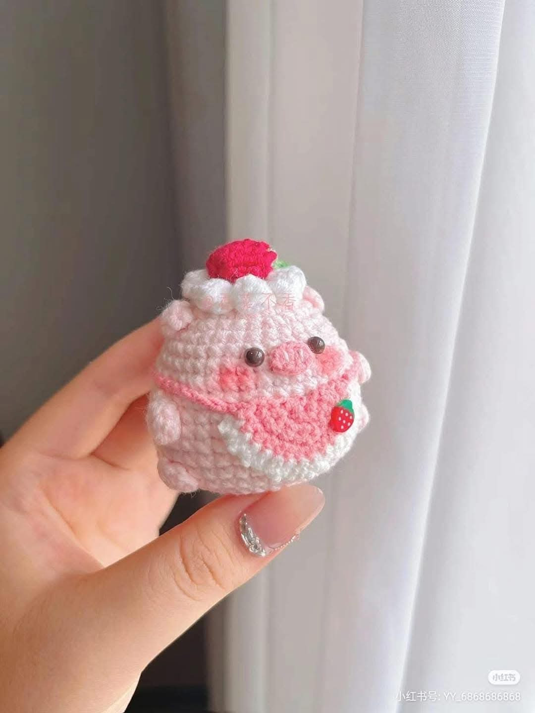 Búp bê lợn con móc len hình bánh kem dâu tây