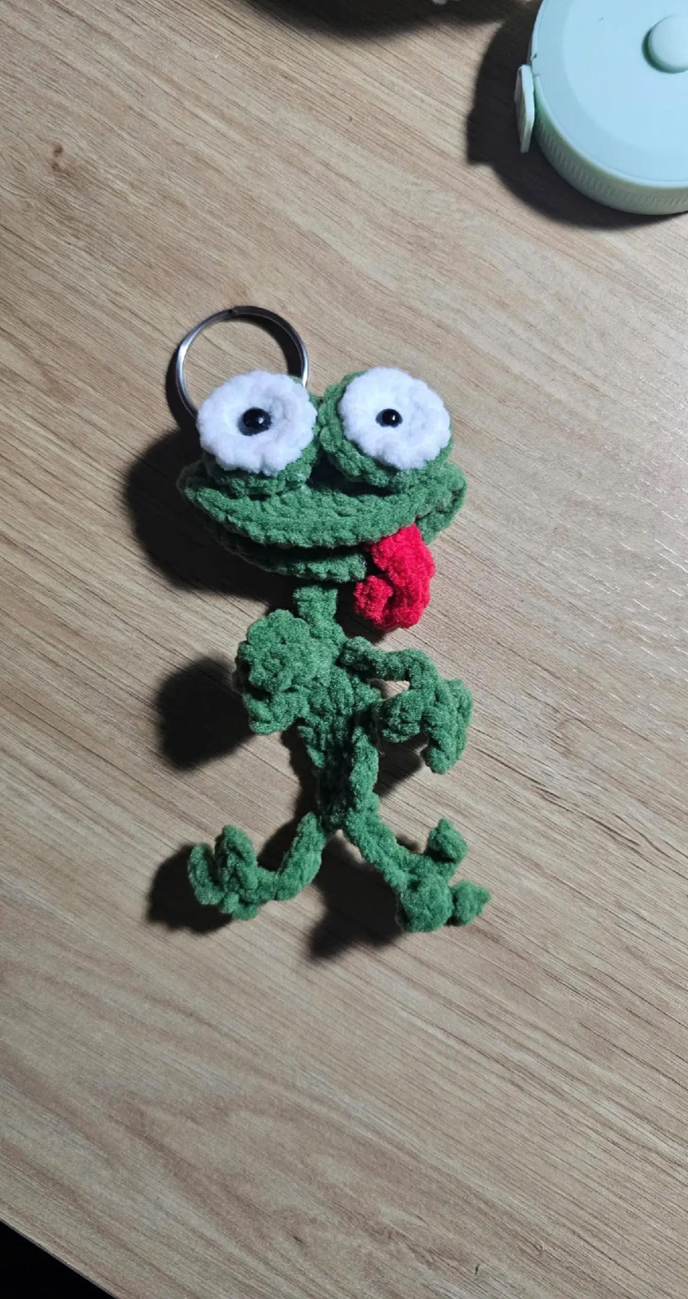 Chart móc len búp bê ếch xanh vô tri