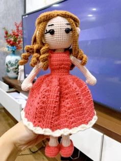 Móc búp bê bằng len với váy đỏ tóc dài.