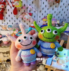 Alien crochet pattern with three horns