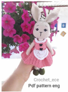Chart móc búp bê thỏ mặc váy hồng tai dài.