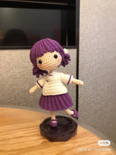 Crochet doll purple hair, wear skirt.