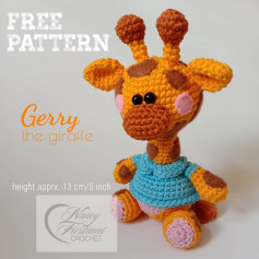 Giraffe crochet pattern wearing a blue shirt