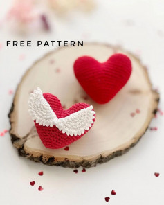 Heart crochet pattern with wings