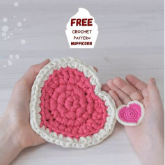 Heart-shaped crochet hook for tea cups.