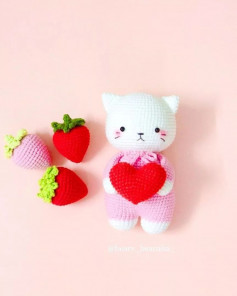 Kitty crochet pattern hugs the heart