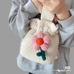 Pattern crochet bag with five-petaled flower