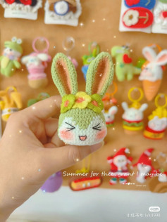 Pattern crochet rabbit head with flowers.
