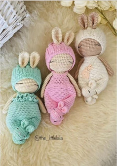 Pattern of bunny, wear pink hat, green hat and white hat.