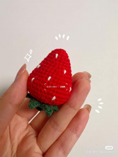 Red strawberry crochet pattern.