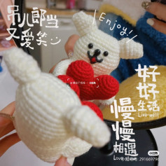 White rabbit crochet pattern hugs a red heart