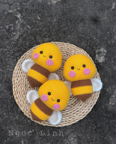 Yellow bee crochet pattern with brown stripes, white wings