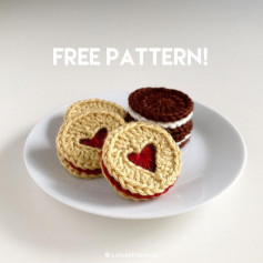 Cookie crochet pattern with a heart in the middle