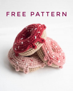 Crochet crochet pattern with red icing.