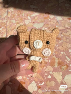 crochet pattern brown bear, white cheeks.