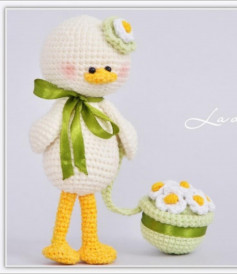 crochet pattern duck wearing egg hat.