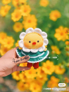 crochet pattern duck wearing flower hat.