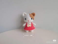 crochet pattern kitty cat wearing a red dress, tied with a bow