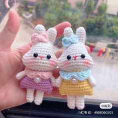 crochet pattern long-eared rabbit wearing a pink skirt, wearing a yellow dress, tied with a bow.