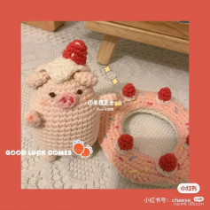 crochet pattern pig wearing hat and swimming float.