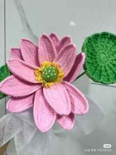 crochet pattern pink lotus, yellow pistil