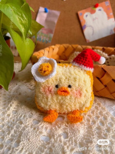 crochet pattern square chicken bag with red hat.