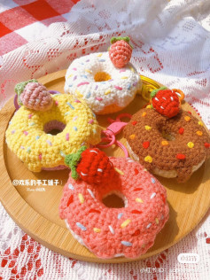 crochet pattern strawberry donuts.