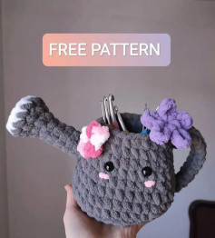 crochet pattern watering can with flower bow.