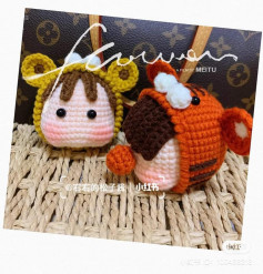 crochet pattern wearing frog hat and tiger hat