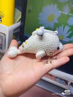 crochet pattern whale keychain.
