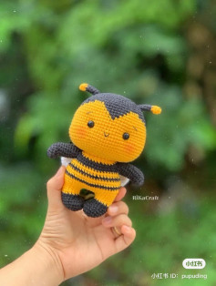 crochet pattern yellow bee white wings.