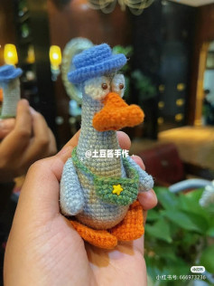 crochet pattern yellow-billed duck, blue hat.