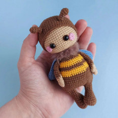 free crochet pattern bee brown with yellow stripes.