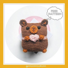 free crochet pattern brown bear, holding pink heart.