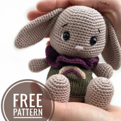 free crochet pattern gray rabbit, purple scarf around neck