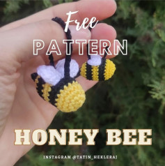 free pattern yellow bee keychain with black stripes, white wings.