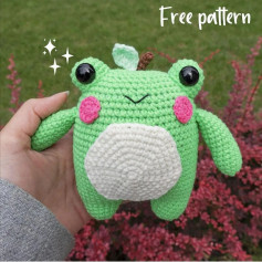 Green frog crochet pattern with bulging eyes, white belly.