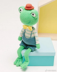 green frog wearing overalls crochet pattern