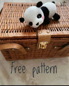 Pink-cheeked panda crochet pattern.