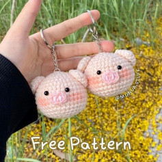Pink-cheeked pigs head keychain pattern
