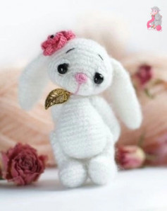 Схема вязания крючком белого кролика с розовым бантиком.