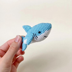 Вязание крючком из шерсти акулы: синяя спинка, белое брюшко.