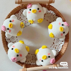White chick crochet pattern, yellow beak, pink bow.