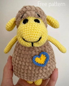 Yellow sheeps wool crochet pattern, gray fur, wearing a heart.