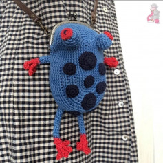 bag frog, toad, blue, red legs, black dots.free crochet pattern
