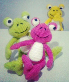 blue frog, pink frog, white belly crochet pattern